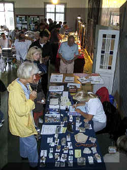 Info_stand.jpg (82758 bytes)